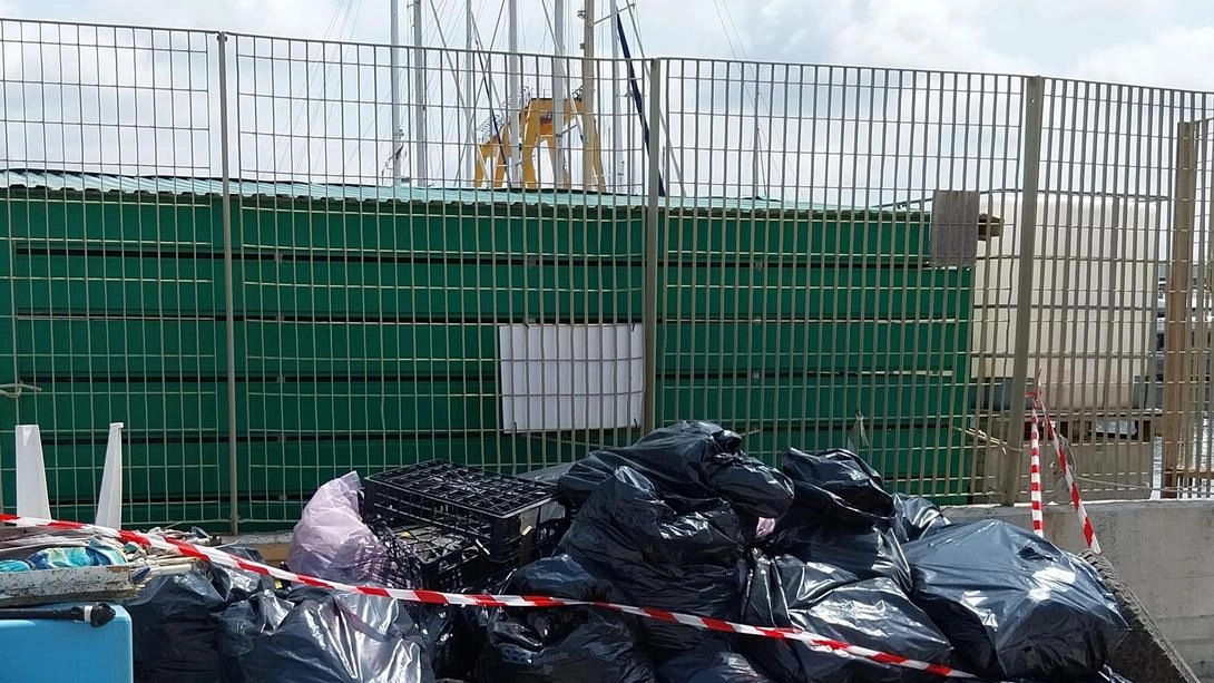 Insieme agli ambientalisti, oltre cento volontari tra cui gli Scout di Capezzano. Hanno raccolto 50 sacchi di spazzatura. Rinvenuta anche una discarica di eternit. Insieme agli ambientalisti, oltre cento volontari tra cui gli Scout di Capezzano. Hanno raccolto 50 sacchi di spazzatura. Rinvenuta anche una discarica di eternit.