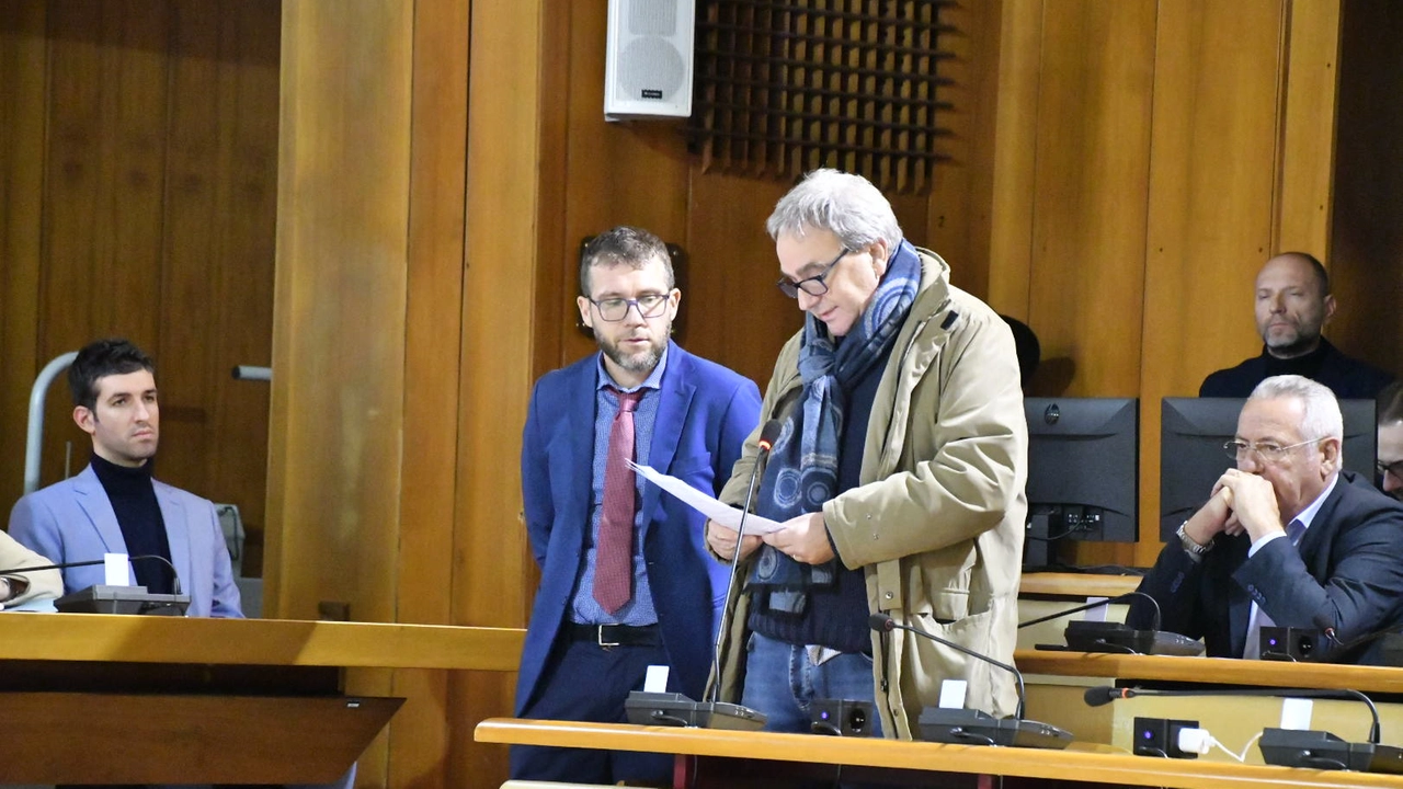 L’anestesista Ricci e Nicola Del Vecchio (Cgil) in Consiglio a Massa (foto Nizza) L’anestesista Ricci e Nicola Del Vecchio (Cgil) in Consiglio a Massa (foto Nizza)