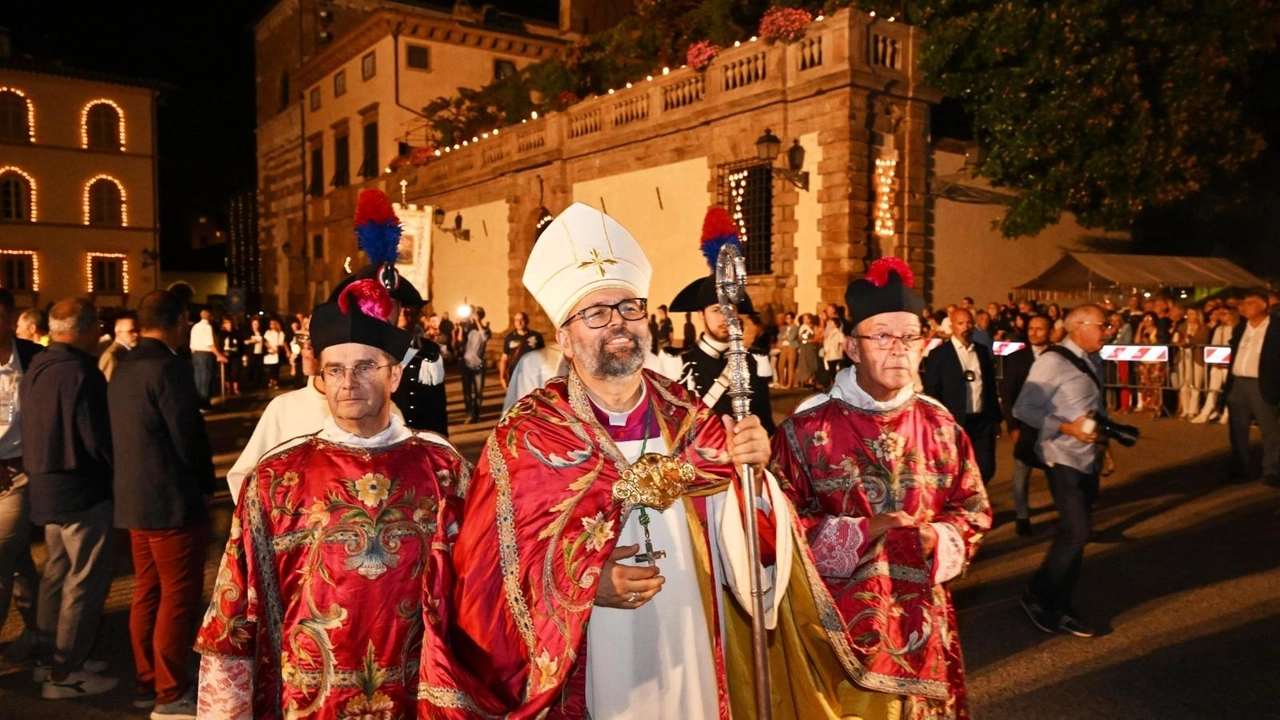 L’arcivescovo Paolo Giulietti nella passata edizione della celebrazione della Santa Croce, in piazza San Martino L’arcivescovo Paolo Giulietti nella passata edizione della celebrazione della Santa Croce, in piazza San Martino