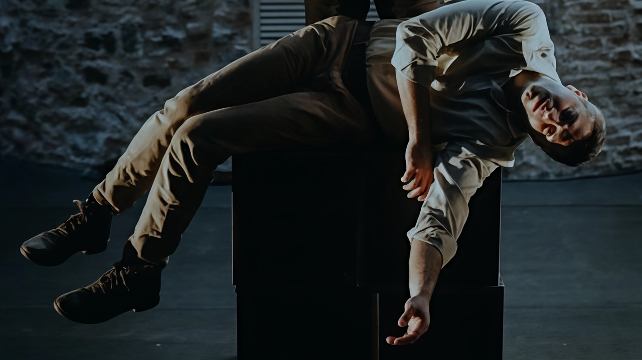 Una foto di scena della riduzione teatrale di Elena Miranda, firmata da Luisa Cattaneo Una foto di scena della riduzione teatrale di Elena Miranda, firmata da Luisa Cattaneo