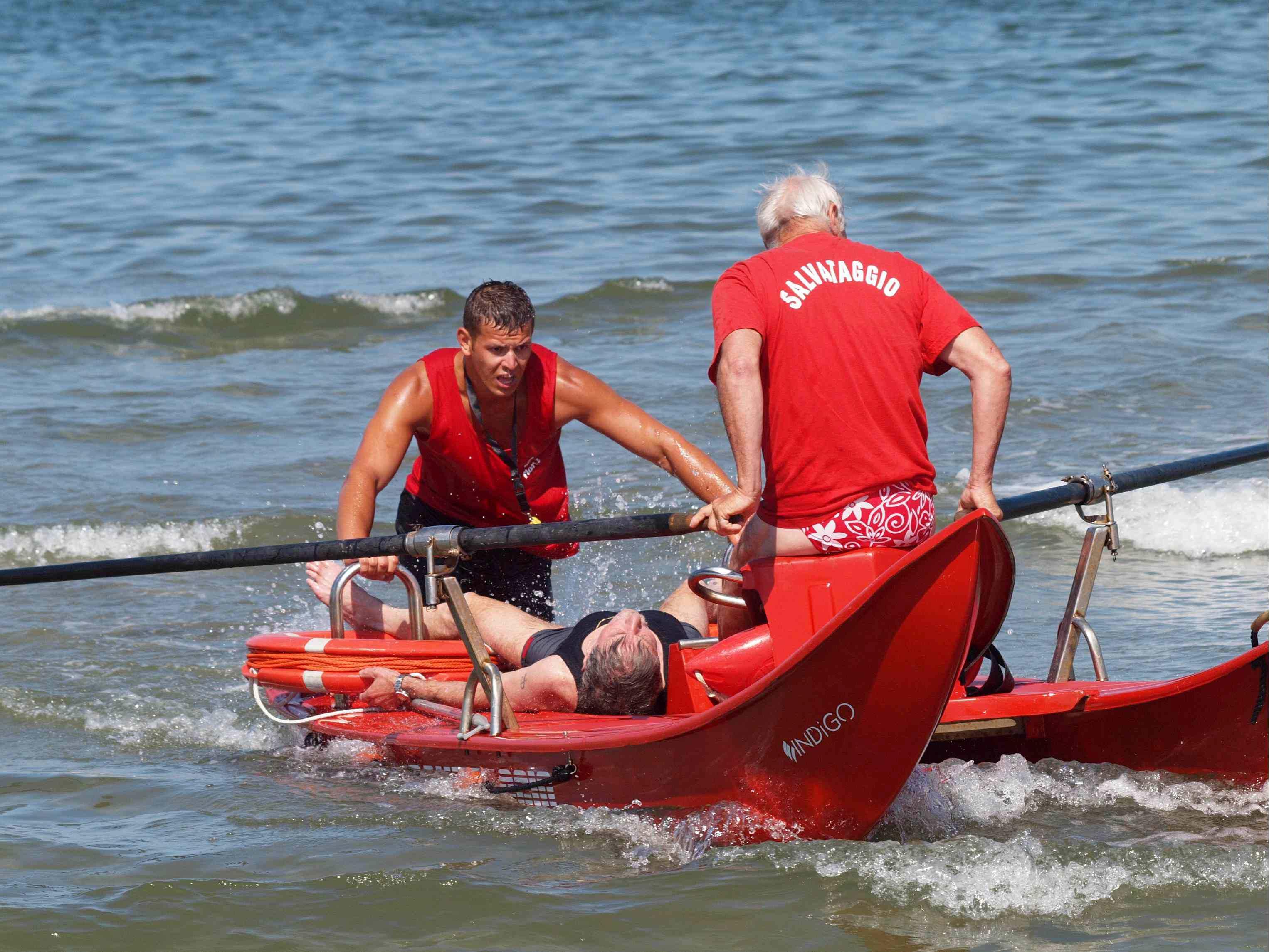 il caos dei bagnini per salvare vite in mare servono moto d acqua e ciambelle teleguidate da Lanazione.it il caos dei bagnini per salvare vite in mare servono moto d acqua e ciambelle teleguidate