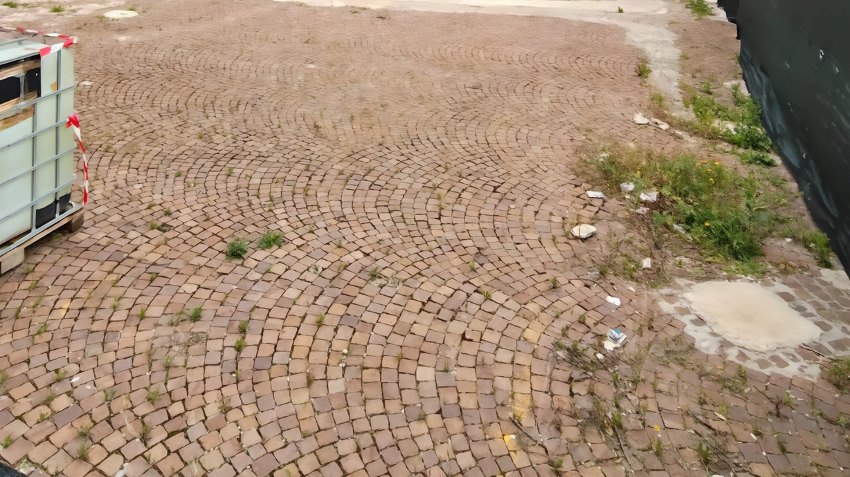 La zona dell’ex area di servizio di Madonna dell’Olivo alle porte di Assisi: l’intera area sarà bonificata con la realizzazione di posti auto e spazi verdi