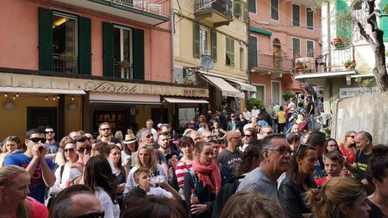 Le Cinque Terre al centro di fenomeni di iper afflusso anche in occasione dell’ultimo ponte del 2 giugno. Festività caratterizzata anche dalla querelle sul volantino apparso a Lerici (. foto di repertorio Le Cinque Terre al centro di fenomeni di iper afflusso anche in occasione dell’ultimo ponte del 2 giugno. Festività caratterizzata anche dalla querelle sul volantino apparso a Lerici (. foto di repertorio