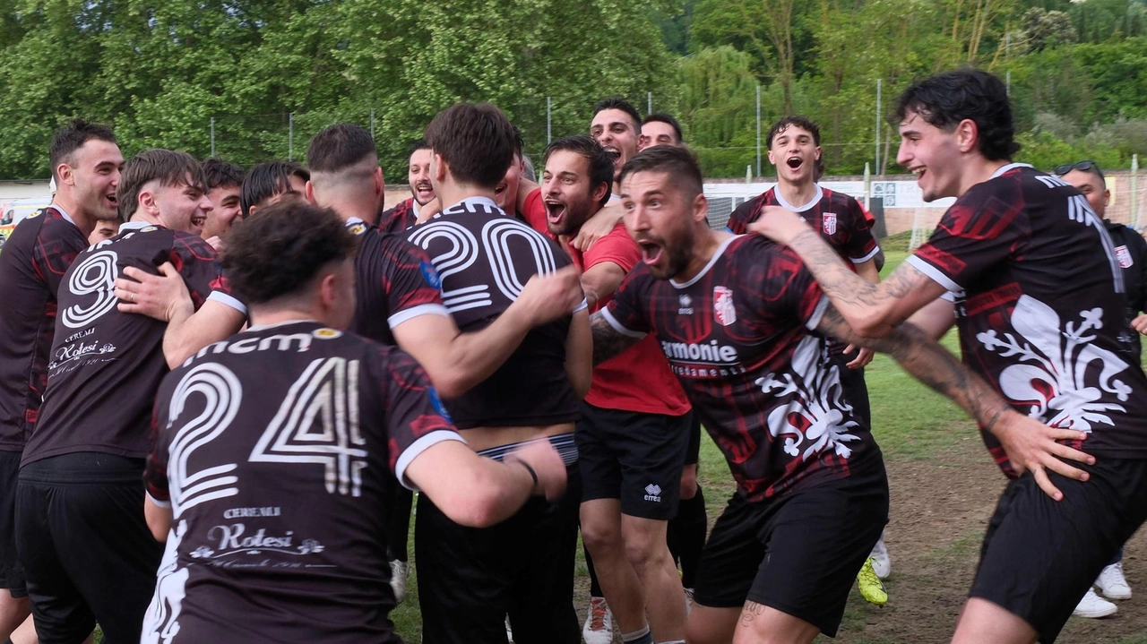 L’esultanza del Terranuova Traiana per la vittoria che vale la permanenza in Serie D L’esultanza del Terranuova Traiana per la vittoria che vale la permanenza in Serie D