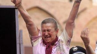 E’ l’immagine più emblematica: Maria Aurora Misciattelli Paparozzi mentre esulta, il 16 agosto 2005, sul palco dei capitani per la vittoria della Torre. dopo 44 anni E’ l’immagine più emblematica: Maria Aurora Misciattelli Paparozzi mentre esulta, il 16 agosto 2005, sul palco dei capitani per la vittoria della Torre. dopo 44 anni