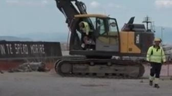 Il sistema continuo di dragaggio al porto, progettato da Vams Ingegneria, utilizza un sabbiodotto per il ripascimento delle coste.