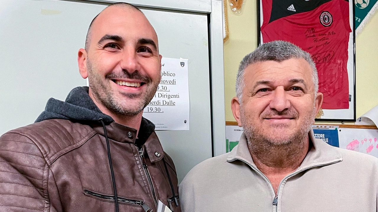 Marco Tarantino della Driving School consegna l’attestato al presidente della squadra di calcio. Ricortola, Massimiliano Giannetti Marco Tarantino della Driving School consegna l’attestato al presidente della squadra di calcio. Ricortola, Massimiliano Giannetti