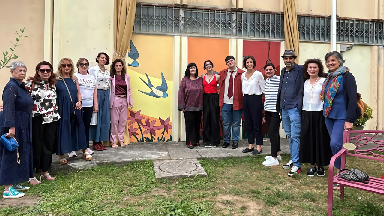 L’opera è stata realizzata dagli studenti del Liceo Artistico “Passaglia“ con il professor Toma. Premiati gli alunni che hanno disegnato il bozzetto: Yari Bertini, Brigitta Rotunno e Abiel Castriglia. L’opera è stata realizzata dagli studenti del Liceo Artistico “Passaglia“ con il professor Toma. Premiati gli alunni che hanno disegnato il bozzetto: Yari Bertini, Brigitta Rotunno e Abiel Castriglia.