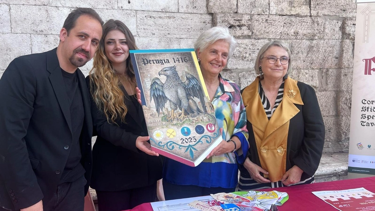 "Custode della città, voce del tempo": il custode è lui, il Grifo. Il rapace campeggia al centro dello stendardo... "Custode della città, voce del tempo": il custode è lui, il Grifo. Il rapace campeggia al centro dello stendardo...
