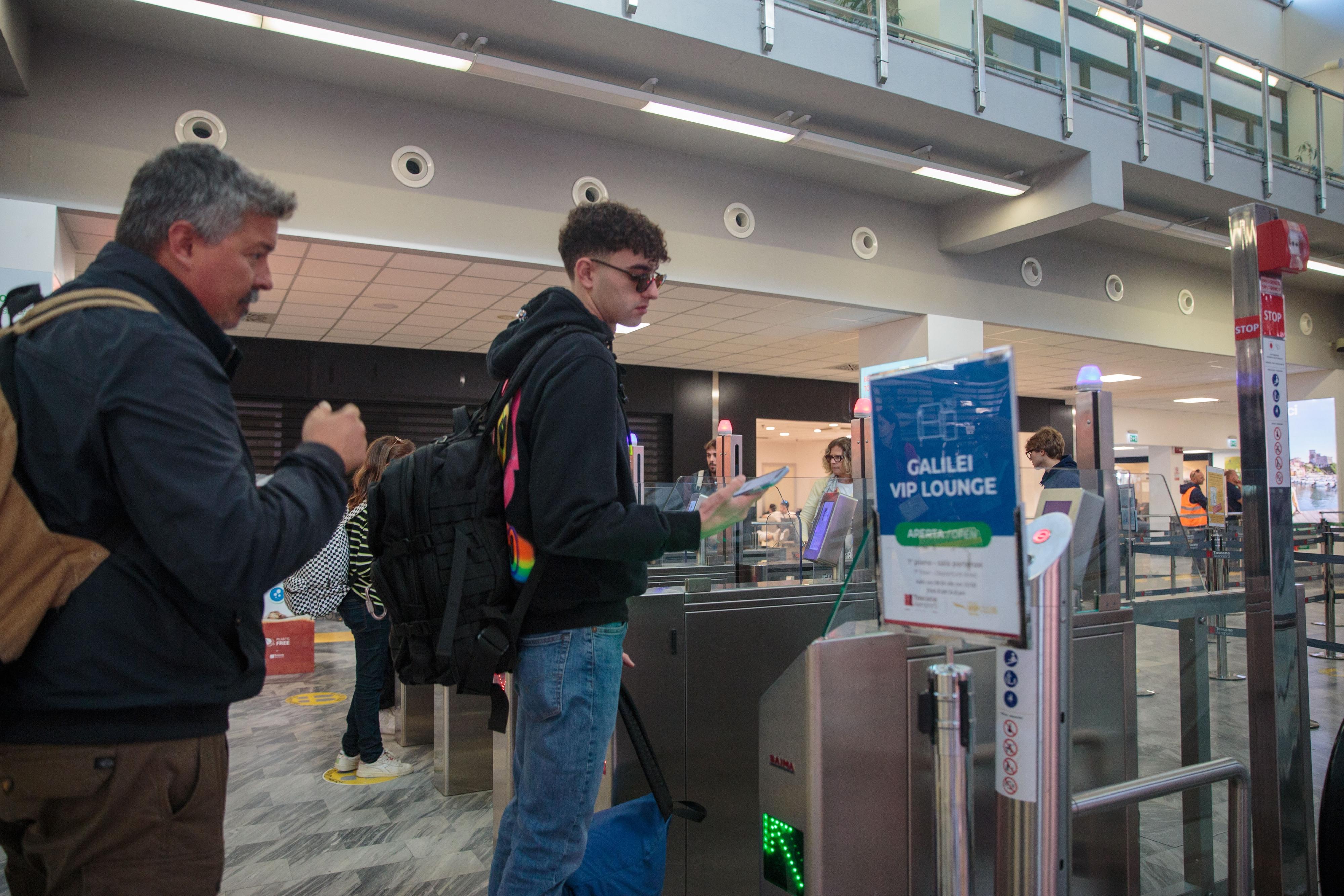 ritardo di 5 ore per il volo pisa budapest notte da incubo per i passeggeri bloccati in aeroporto