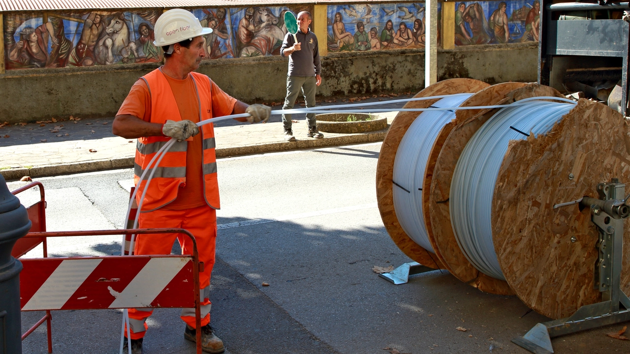 Un tecnico di Open Fiber al lavoro per la posa della fibra ottica Un tecnico di Open Fiber al lavoro per la posa della fibra ottica