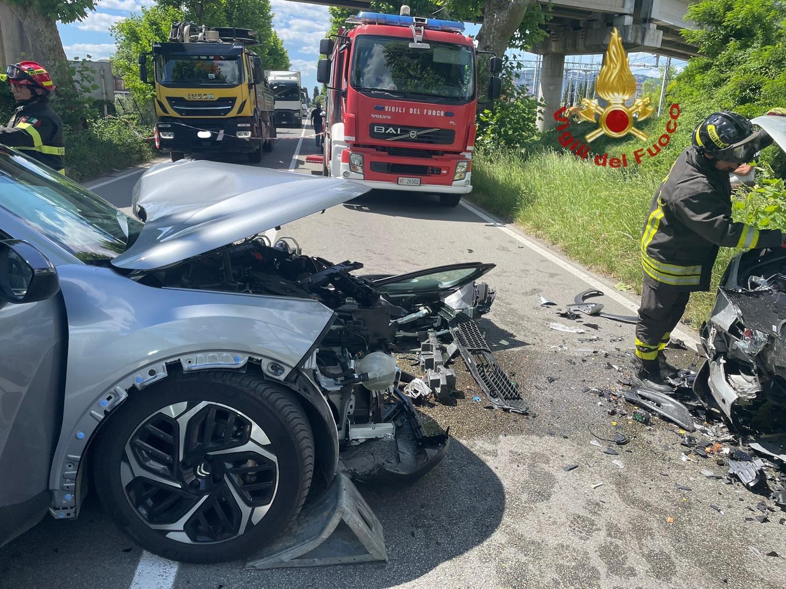 incidente frontale tra due auto soccorsi i conducenti da Lanazione.it incidente frontale tra due auto soccorsi i conducenti
