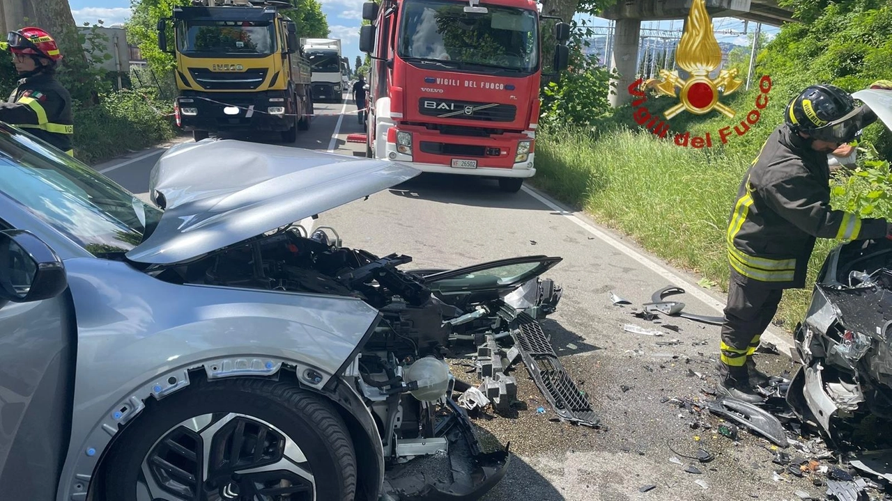 Incidente stradale a Pieve a Nievole, coinvolte due auto che si sono scontrate frontalmente (Foto vigili del fuoco)