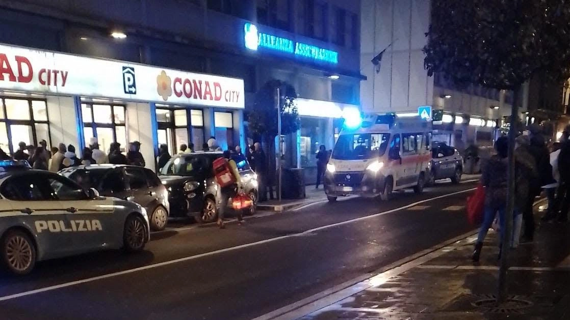 Laura dolorante racconta: "Mi ha spinto come una furia, poi si è scagliato con violenza sul vigilante". Con sé aveva il cagnolino, ha provato a difenderlo ma era già scappato. "Mi ha salvato il cappotto". Laura dolorante racconta: "Mi ha spinto come una furia, poi si è scagliato con violenza sul vigilante". Con sé aveva il cagnolino, ha provato a difenderlo ma era già scappato. "Mi ha salvato il cappotto".