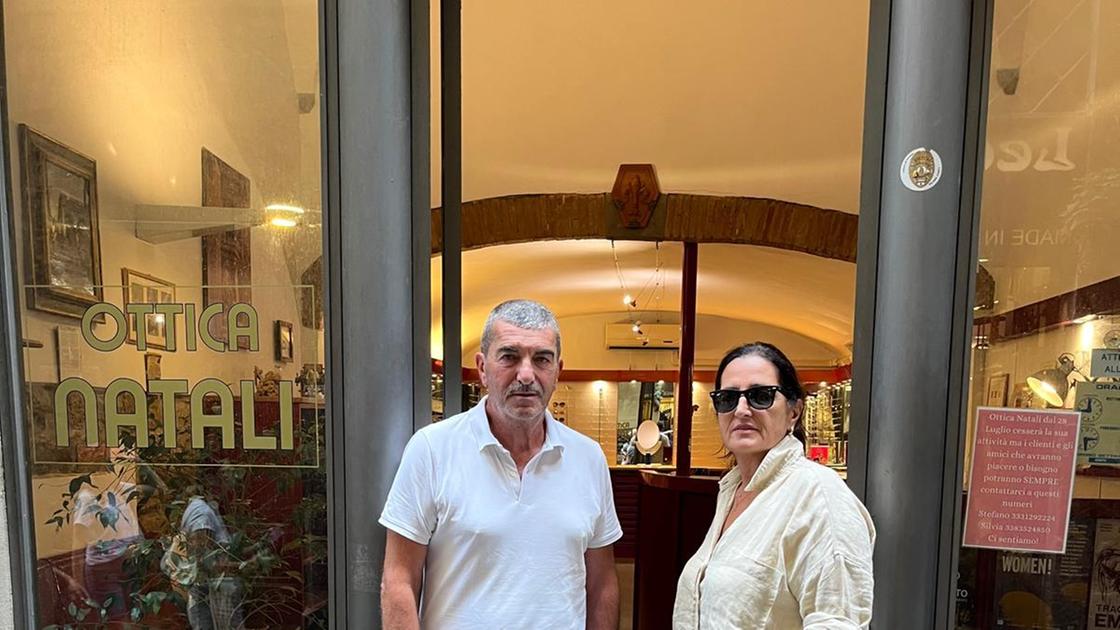 https://www.lanazione.it/image-service/view/acePublic/alias/contentid/MWIyN2JmYTAtNWI3MC00/0/addio-ottica-natali-dopo-79-anni-questa-strada-era-una-famiglia-ormai-le-botteghe-non-ci-sono-piu.jpeg?f=16:9&w=1200&h=630