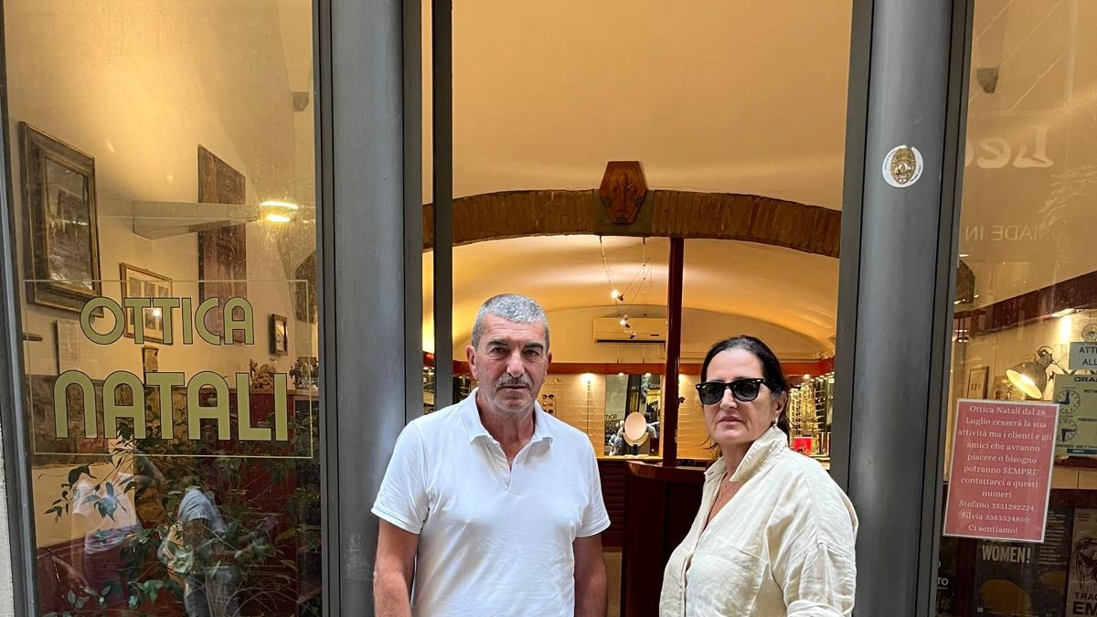 Addio Ottica Natali dopo 79 anni: "Questa strada era una famiglia. Ormai le botteghe non ci sono più"