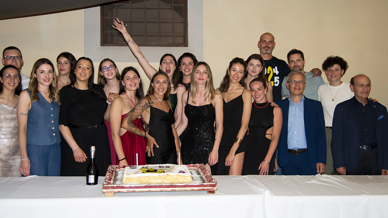 Il gruppo della Pallavolo Empoli Timenet durante la festa promozione
