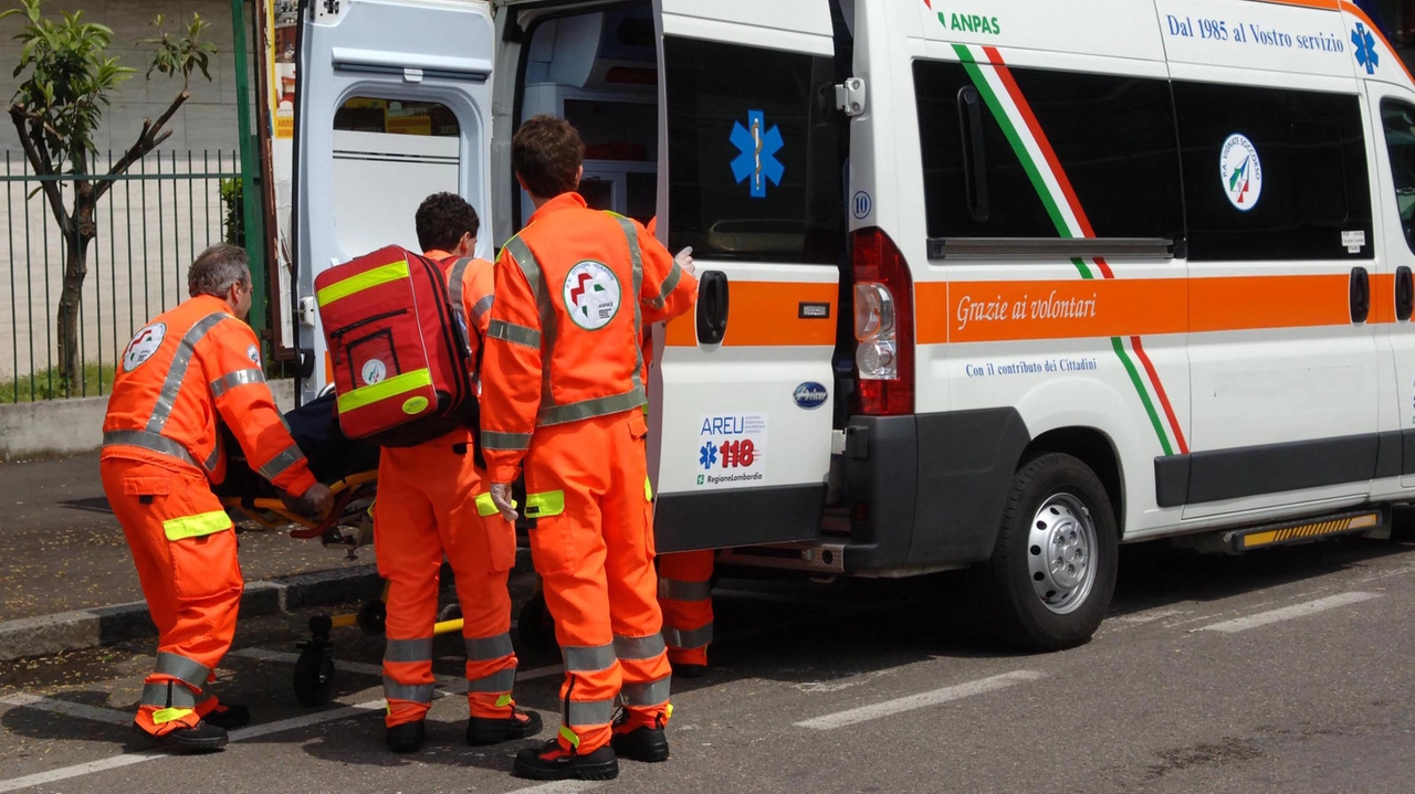 L’uomo è stato portato in codice rosso in ambulanza al Pronto Soccorso dell’ospedale Versilia per i traumi alle gambe L’uomo è stato portato in codice rosso in ambulanza al Pronto Soccorso dell’ospedale Versilia per i traumi alle gambe