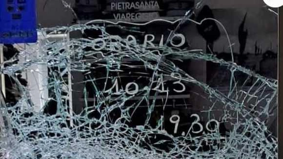 La vetrina del negozio Forte’s di via Garibaldi infranta venerdì notte con una mazzetta da carpentiere edile da due ladri La vetrina del negozio Forte’s di via Garibaldi infranta venerdì notte con una mazzetta da carpentiere edile da due ladri