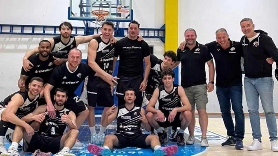 Il gruppo Tarros festeggia la salvezza sul parquet di Gallarate