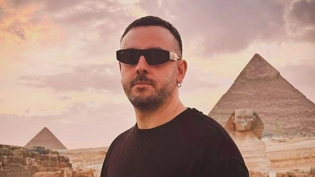 Il deejay Marco Faraone accanto alle Piramidi, in Egitto Il deejay Marco Faraone accanto alle Piramidi, in Egitto