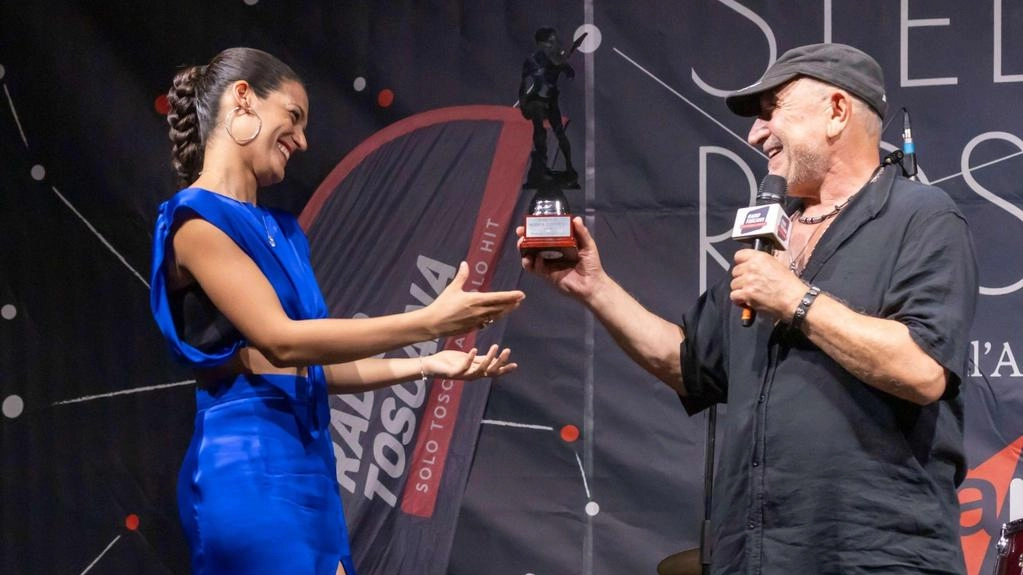Bambina, cantautrice calabrese,. mentre riceve il premio del Firenze Suona Contest 2025 Bambina, cantautrice calabrese,. mentre riceve il premio del Firenze Suona Contest 2025