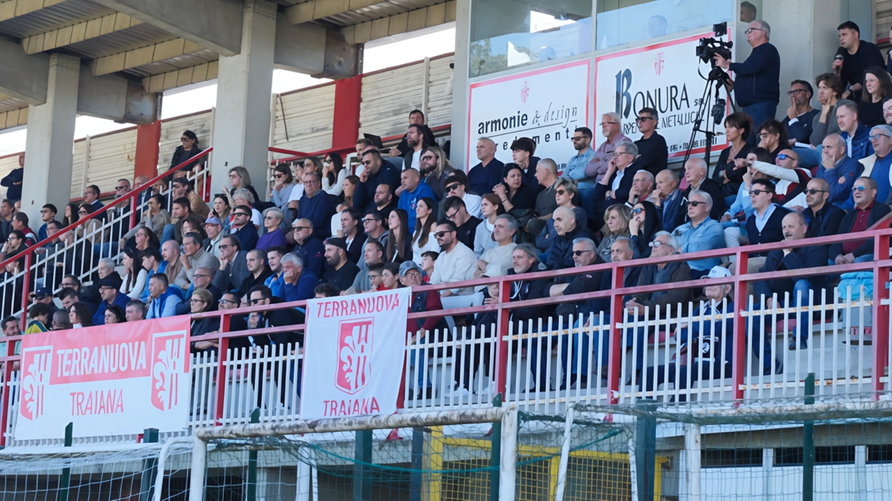 Chienni spiega gli interventi finalizzati al miglioramento e all’adeguamento alle normative vigenti. L’impianto sportivo adesso ospita 1500 spettatori come da regolamento della Lega di serie D.