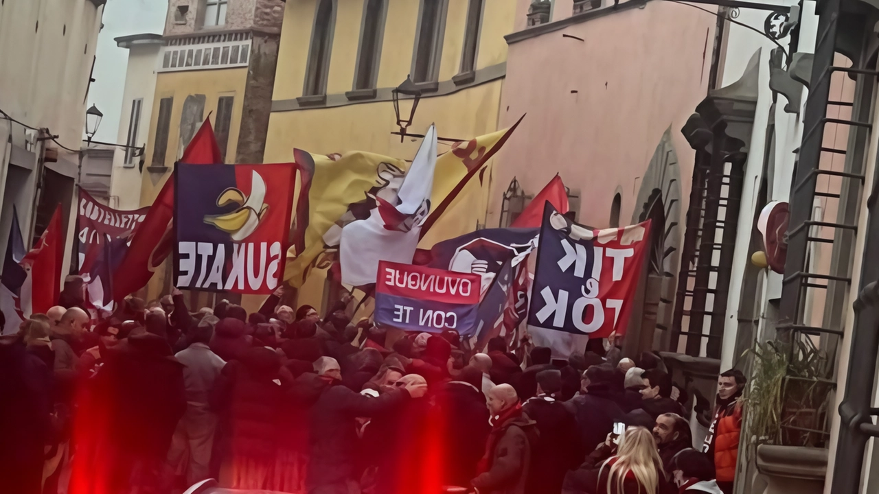 Il corteo, le bandiere e i cori in via Maioli, da piazza Bonaparte fino all’ospedale: i 150 ultras del Bologna diretti verso casa di Renzo Ulivieri Il corteo, le bandiere e i cori in via Maioli, da piazza Bonaparte fino all’ospedale: i 150 ultras del Bologna diretti verso casa di Renzo Ulivieri