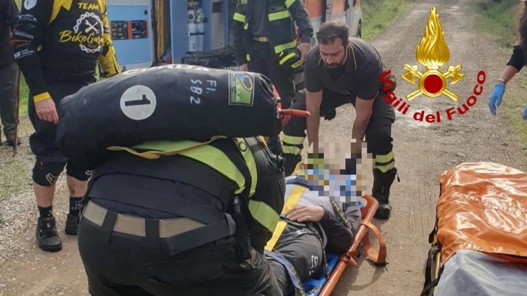 Ciclista cade nel bosco: recuperato dai vigili del fuoco
