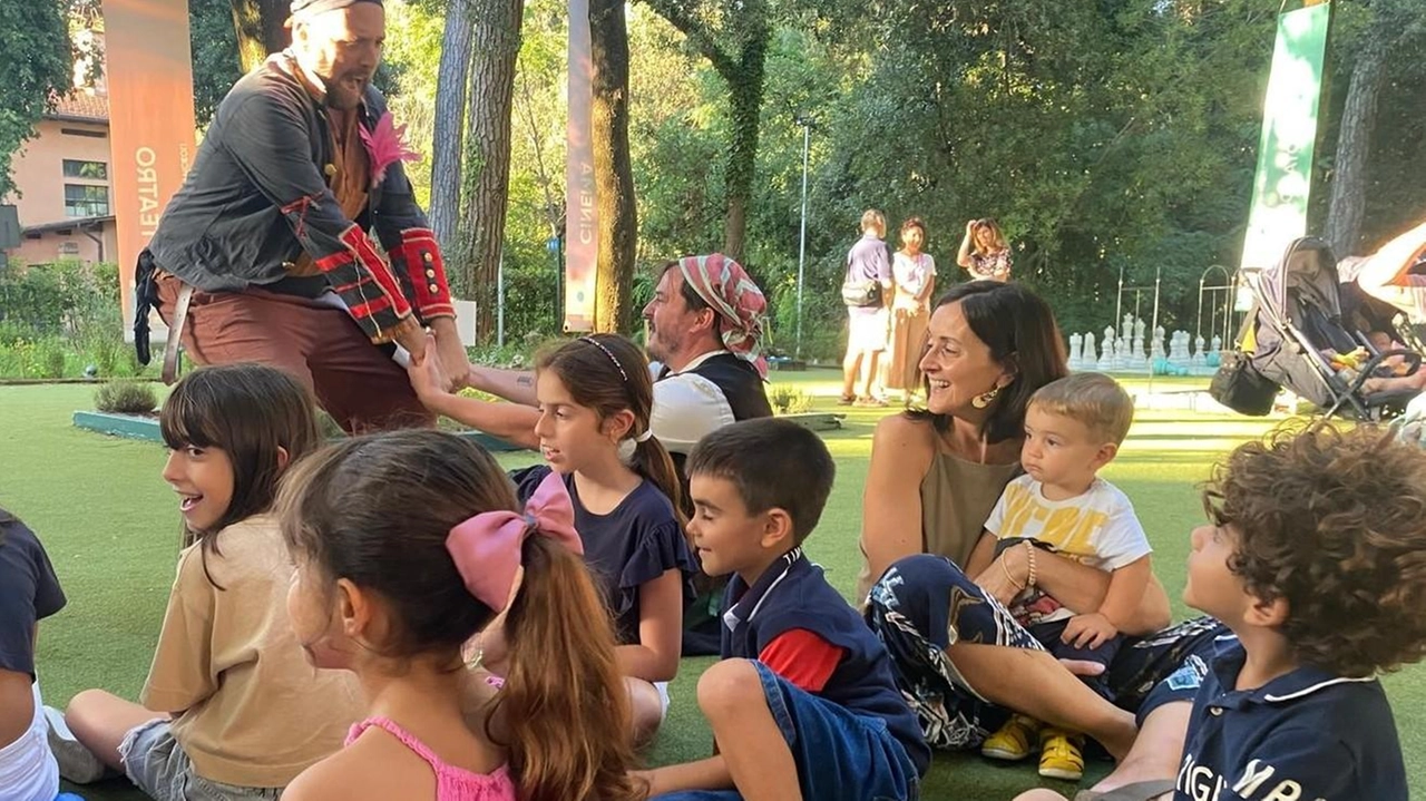 Un animatore del «Festival del libro» Un animatore del «Festival del libro»