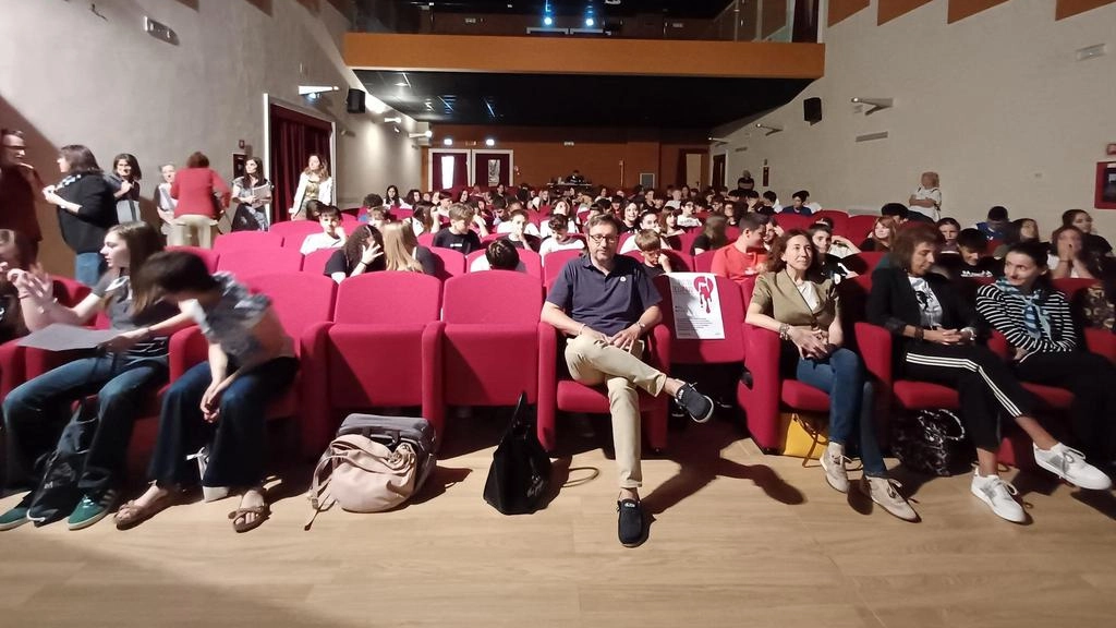 Un momento della mattinata al teatro comunale dove sono state ascoltate le testimonianza degli studenti dopo il viaggio Un momento della mattinata al teatro comunale dove sono state ascoltate le testimonianza degli studenti dopo il viaggio