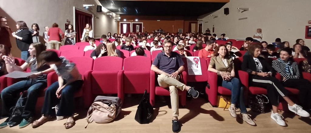 Dopo al visita ai campi di sterminio. Le riflessioni degli studenti a teatro: "Impegno per pace e tolleranza"