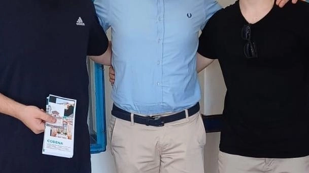 Davide Lambruschi con gli alunni Sergio Angarano e Gabriele Gibiino, del corso turistico dell’Einaudi Davide Lambruschi con gli alunni Sergio Angarano e Gabriele Gibiino, del corso turistico dell’Einaudi