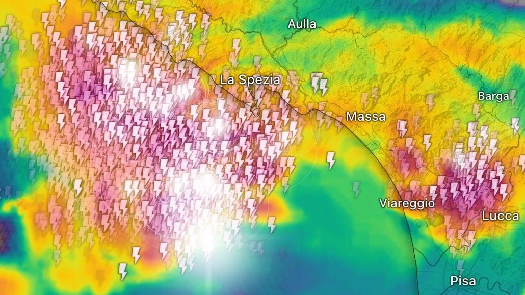 Il temporale entra da ovest verso est sulla costa toscana e ligure
