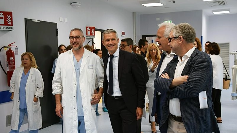 Il dg Barretta con Giani, Bezzini e professor Franchi nella nuova. terapia intensiva Il dg Barretta con Giani, Bezzini e professor Franchi nella nuova. terapia intensiva