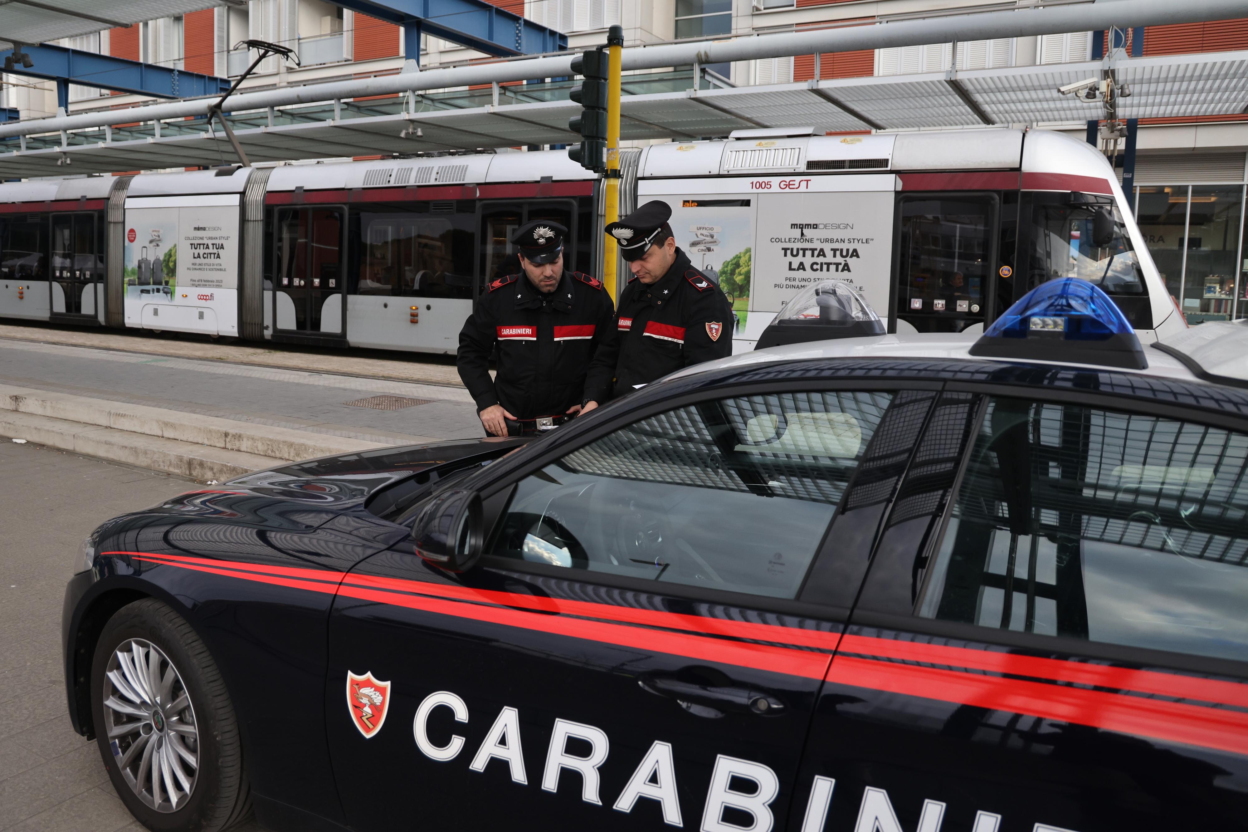 Notte choc di una ragazza a Firenze. “Violentata e tramortita”. E’ caccia allo stupratore Notte choc di una ragazza a Firenze. “Violentata e tramortita”. E’ caccia allo stupratore