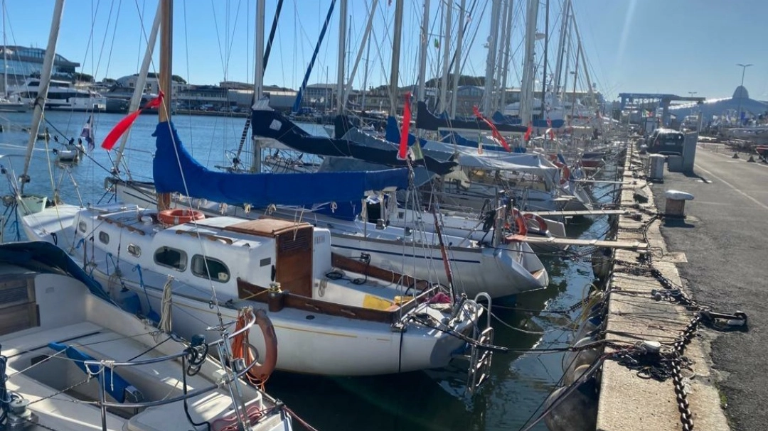 Viareggio, la Lega Navale issa una cima rossa Viareggio, la Lega Navale issa una cima rossa