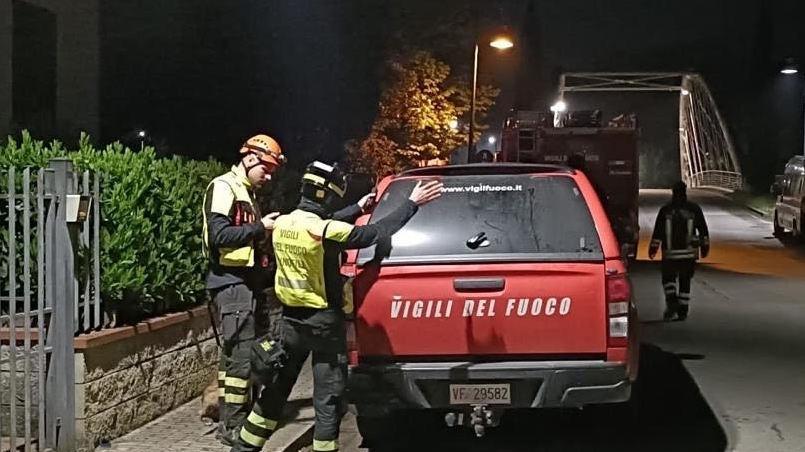 Il cane torna solo, padrone morto. Disperate ricerche nella notte. Il cinquantenne trovato sul fiume