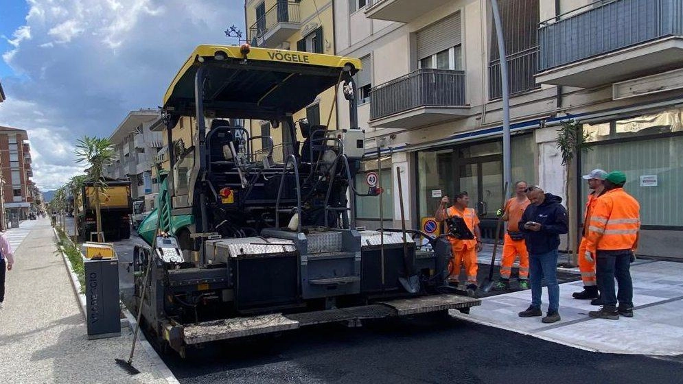 Ultimi ritocchi. per via Mazzini, che sarà inaugurata il 2 giugno Ultimi ritocchi. per via Mazzini, che sarà inaugurata il 2 giugno