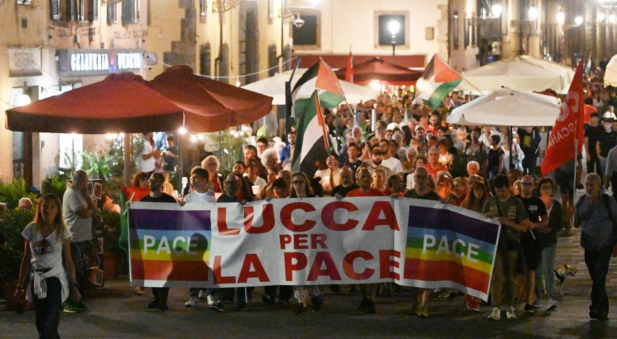 https://www.lanazione.it/image-service/view/acePublic/alias/contentid/MWM0MDllZmEtZGQ1Ny00/0/lucca-in-piazza-per-gaza-fiaccolata-di-solidarieta-alla-global-sumud-flottilla.jpeg?f=1.90:1&w=1200