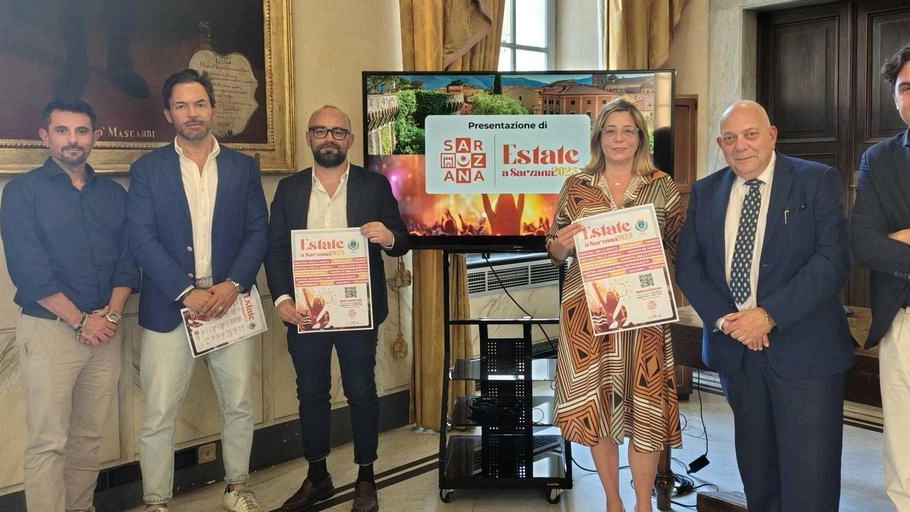 Al debutto il ’Festival della parola’ scippato ad Ameglia. E intanto la mostra dedicata a De Chirico ha registrato cinquemila ingressi Al debutto il ’Festival della parola’ scippato ad Ameglia. E intanto la mostra dedicata a De Chirico ha registrato cinquemila ingressi