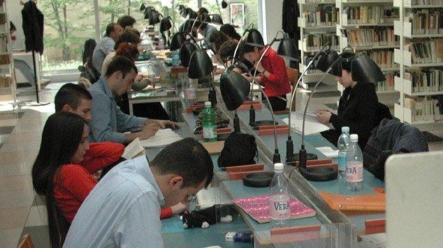 A Marina di Carrara riapre la biblioteca dopo anni di chiusura e dopo tante proteste dei cittadini che lamentavano la mancanza di un luogo per la cultura A Marina di Carrara riapre la biblioteca dopo anni di chiusura e dopo tante proteste dei cittadini che lamentavano la mancanza di un luogo per la cultura