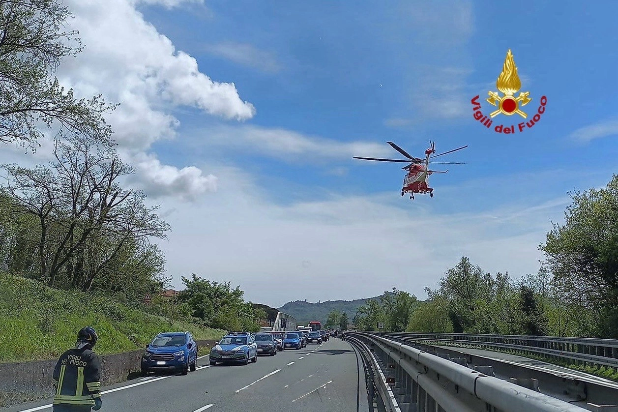 L'elicottero Drago dei vigili del fuoco intervenuto per l'incidente in A12 tra Spezia e Brugnato dove ha perso la vita un motociclista di 22 anni