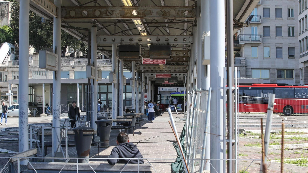 Il terminal degli autobus di piazza Partigiani lasciato nel degrado Pesa il rimpallo di competenze Il terminal degli autobus di piazza Partigiani lasciato nel degrado Pesa il rimpallo di competenze