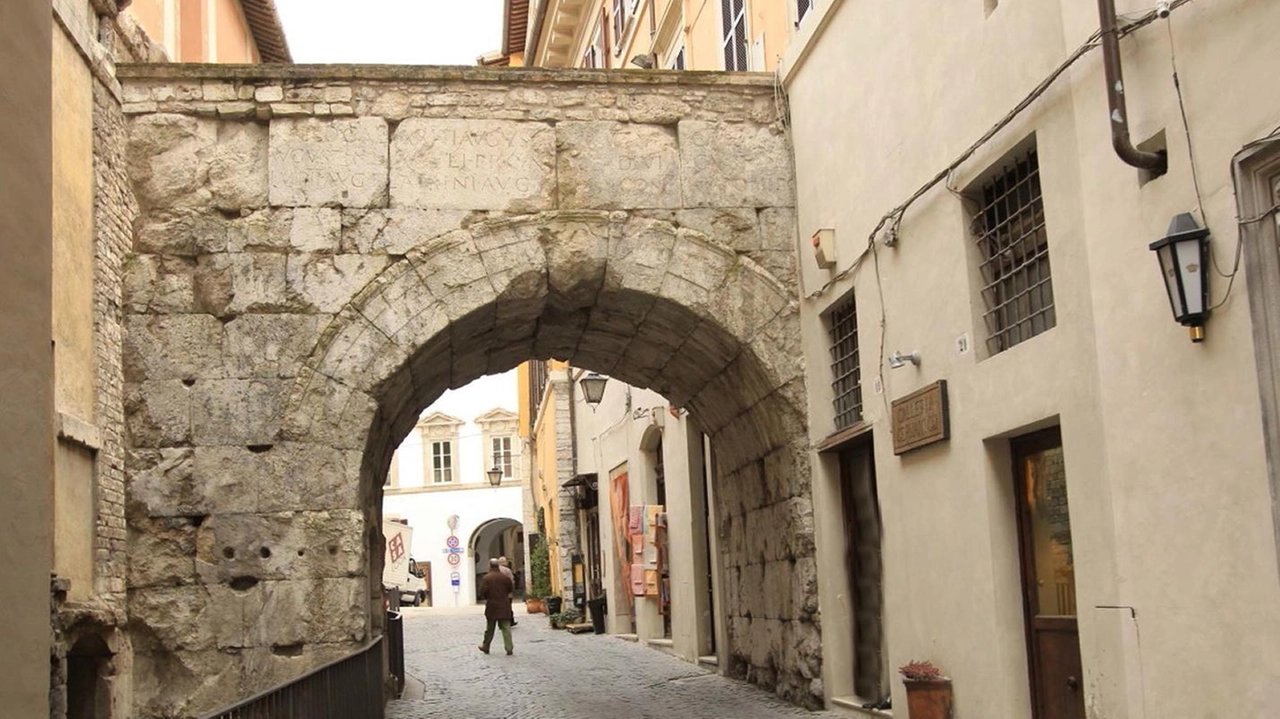 Via Arco di Druso, insieme a via Fior di Spina Laura, è stata teatro di un nuovo episodio di vandalismo che si è verificato la scorsa notte
