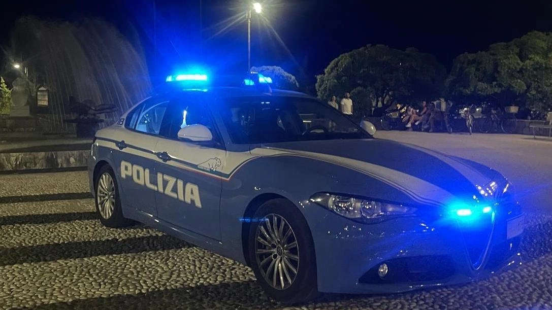 Una pattuglia della polizia di Forte dei Marmi impegnata in un controllo notturno nell’area davanti all’ingresso del pontile di Tonfano Una pattuglia della polizia di Forte dei Marmi impegnata in un controllo notturno nell’area davanti all’ingresso del pontile di Tonfano