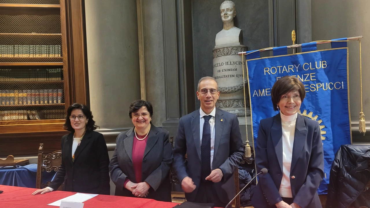 Un momento della consegna del service