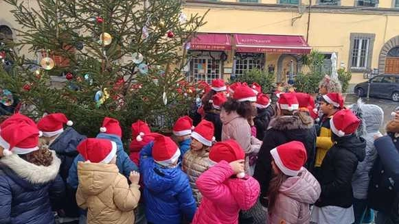 Un momento delle fasi di allestimento dell’albero che ora fa bella mostra di è nella piazza centrale dello Scioa Un momento delle fasi di allestimento dell’albero che ora fa bella mostra di è nella piazza centrale dello Scioa