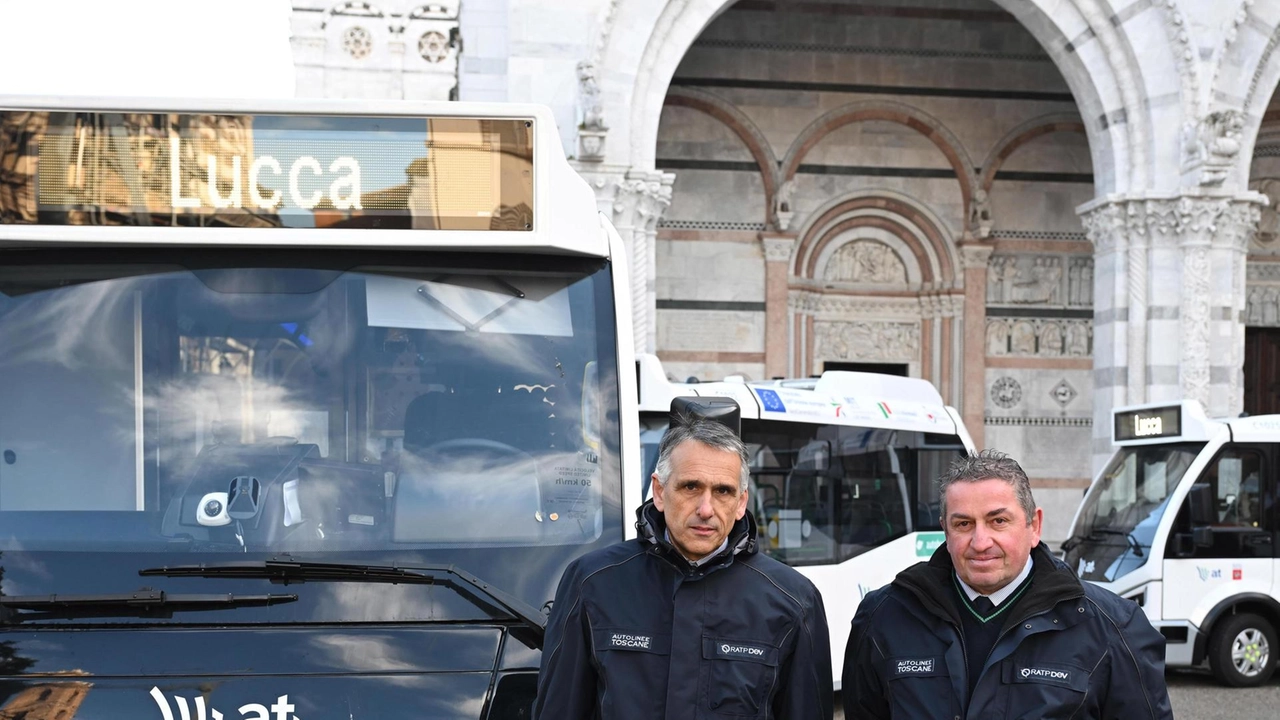 I nuovi mezzi elettrici di Autolinee Toscane presentati ieri in centro (foto Alcide) I nuovi mezzi elettrici di Autolinee Toscane presentati ieri in centro (foto Alcide)