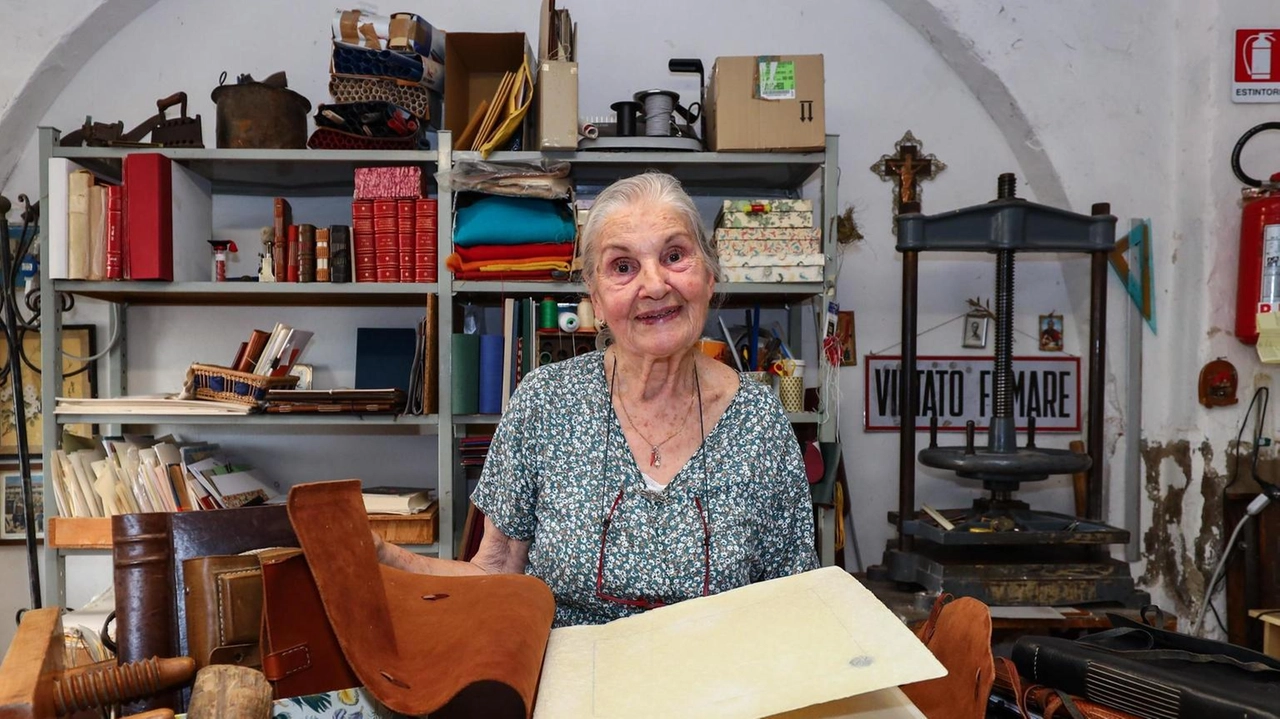 Giuseppina Melani nel suo laboratorio in mezzo ai libri rilegati da lei (Gasperini) Giuseppina Melani nel suo laboratorio in mezzo ai libri rilegati da lei (Gasperini)